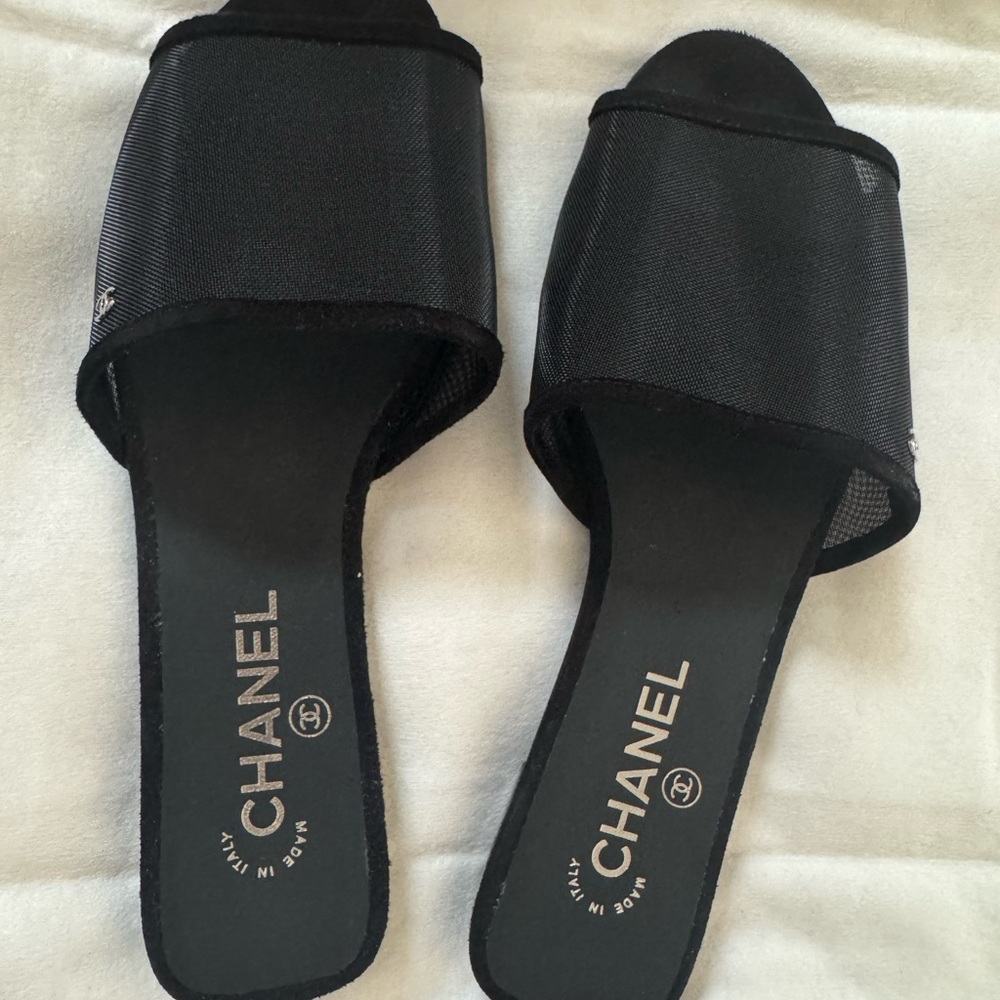 CHANEL Black Flats Minimalist Design - Picture 4 of 5